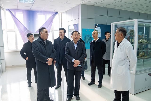 内蒙古师范大学党委副书记高云峰率我校领导赴鄂尔多斯市一中调研交流