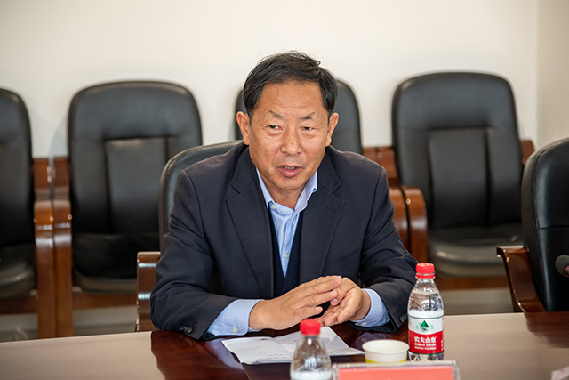 内蒙古师范大学党委副书记高云峰率我校领导赴鄂尔多斯市一中调研交流